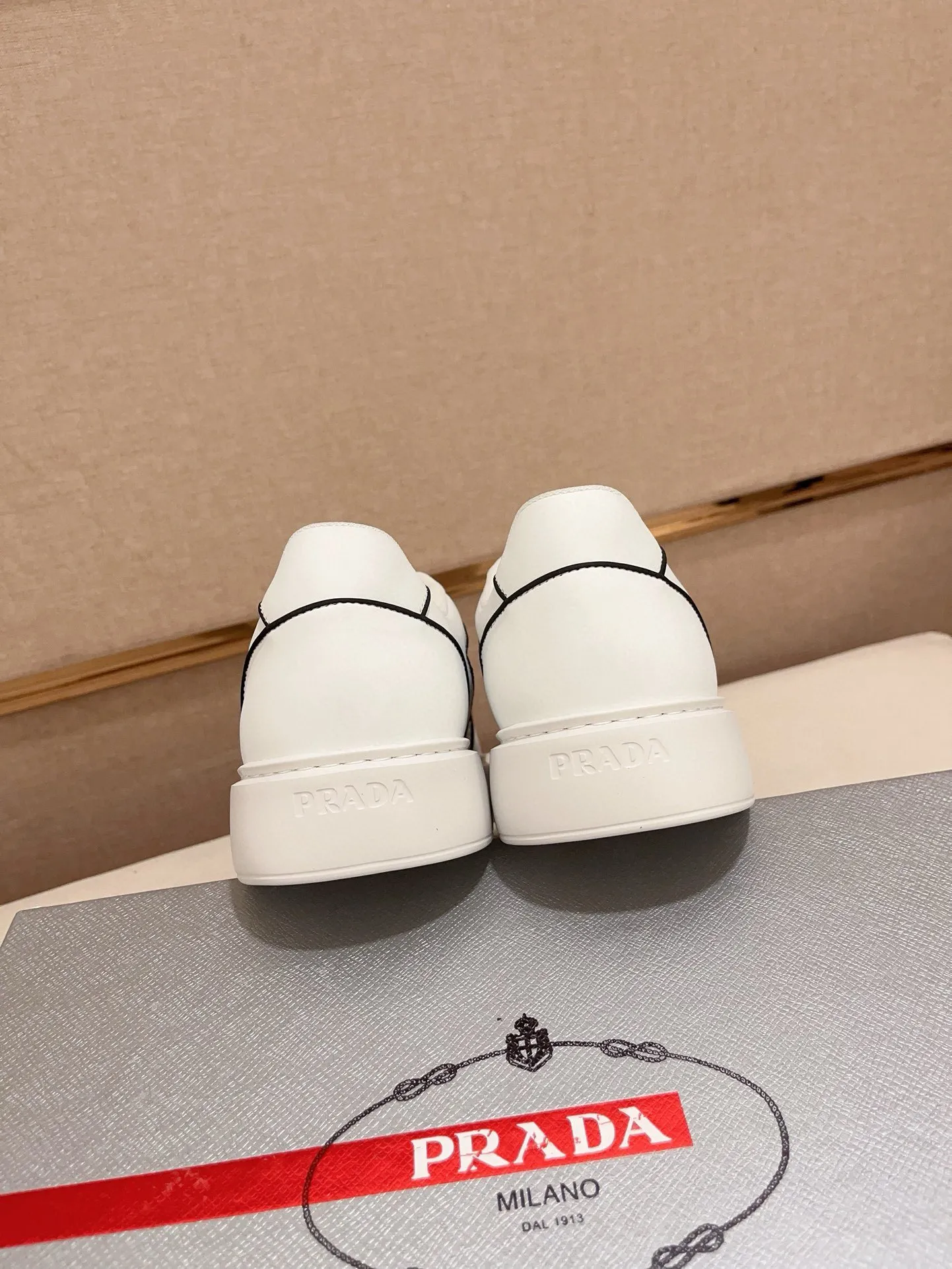Men's shoes 💰 580💰 ✔️✔️✔️High-quality new PRADA counters are launched at the same time. The new men's shoes and 😘fabrics are selected from first-layer cowhide and are made by pure handicrafts. Lining: Full cowhide lining. 👍🏿 High-end ☄️ air-cushion molded anti-slip rubber outsole, exquisite lines, simple and elegant, comfortable and high-end for leisure travel. Code number: 38 to 44 (45 can be customized)